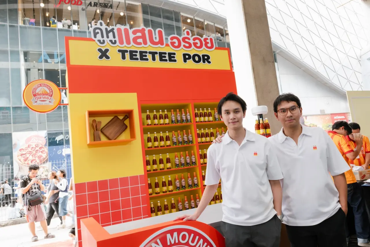 Two of the BaiSed team at the Golden Mountain activation booth in a Bangkok mall